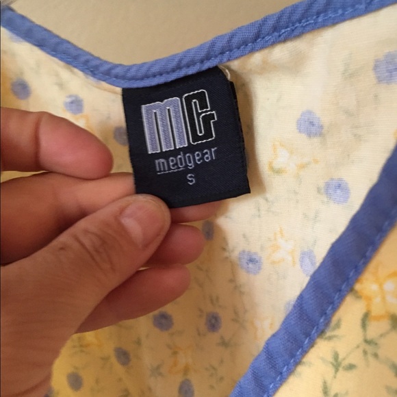 Med Gear Yellow Blue Women’s Scrub Top MED - Picture 3 of 4